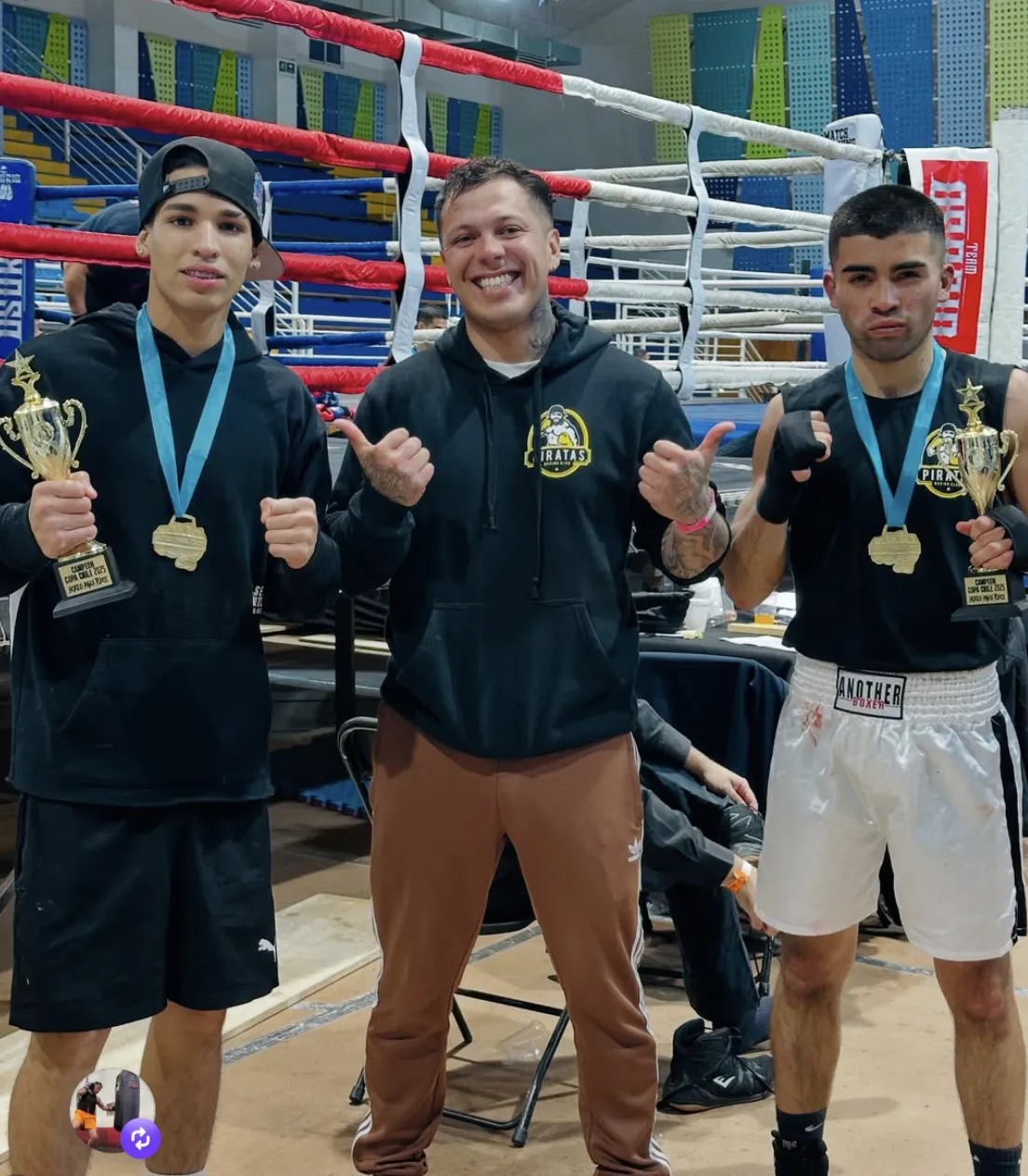 Alumnos de Piratas con trofeos y medallas junto a su coach